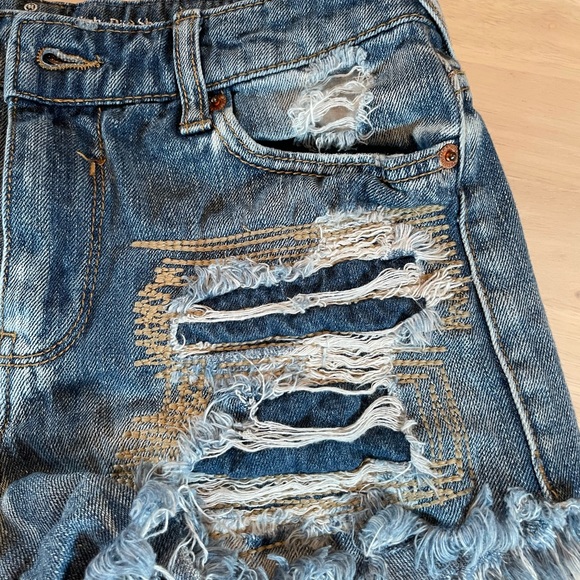 ☀️ EUC Mossimo Distressed High Rise Jean Shorts Size 2/26 - Picture 4 of 7